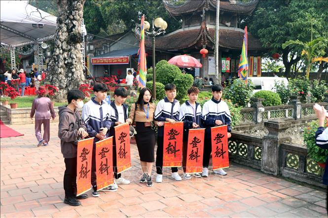 Trong ảnh: Các em học sinh về Văn miếu Mao Điền xin chữ thánh hiền. Ảnh: Mạnh Tú - TTXVN