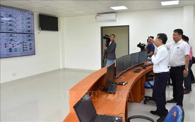 Đoàn công tác kiểm tra hệ thống điều khiển tự động tại Nhà máy nước Hòa Liên. Ảnh: Quốc Dũng - TTXVN