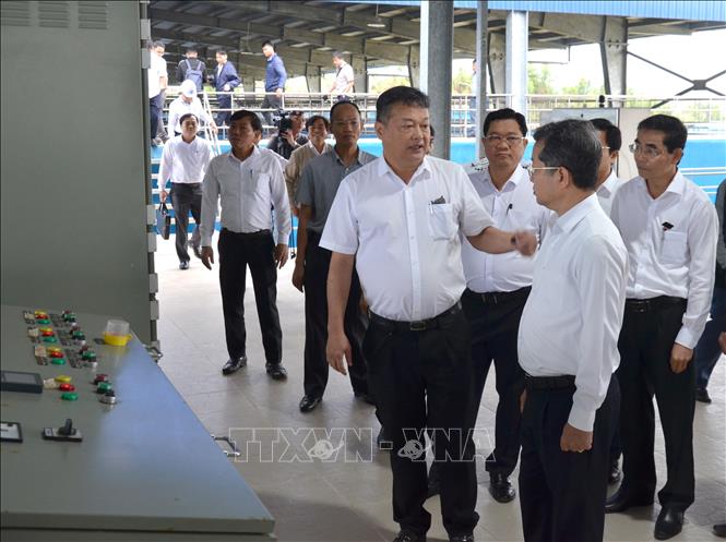 Phó giám đốc Ban quản lý Dự án đầu tư xây dựng các công trình dân dụng và công nghiệp Đà Nẵng Lương Thạch Vỹ (đứng giữa) báo cáo về các vướng mắc tại dự án. Ảnh: Quốc Dũng - TTXVN