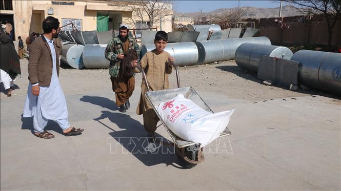 Người dân nhận hàng viện trợ nhân đạo tại tỉnh Herat, Afghanistan, ngày 2/3/2023. Ảnh: THX/ TTXVN