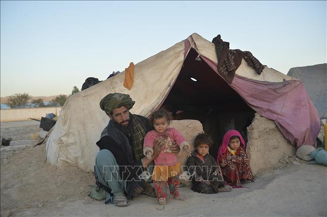 Người dân tại trại tị nạn ở Qala-i-Naw, tỉnh Badghis, Afghanistan. Ảnh: AFP/ TTXVN
