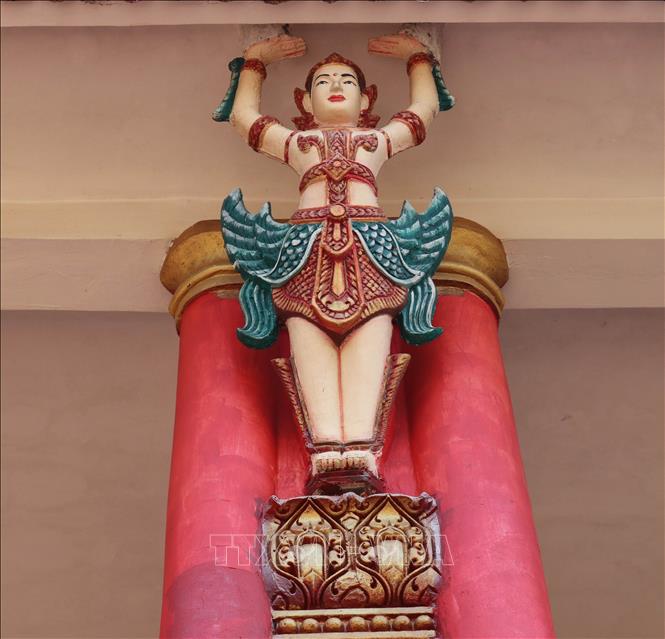 Trong ảnh: Bên ngoài giảng đường Sala là các tượng Gadura nâng đỡ cột mái, tượng trưng cho cái đẹp và sức mạnh đoàn kết của toàn dân tộc. Ảnh: Sỹ Tuyên - TTXVN