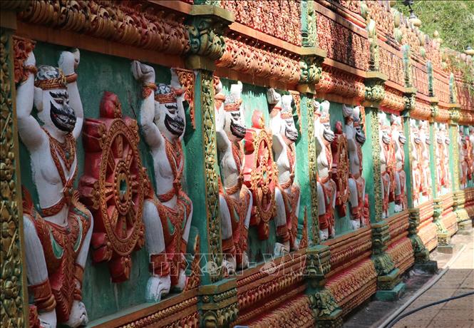 Trong ảnh: Một đoạn hàng rào bao quanh khuôn viên chùa được trang trí bởi câu truyện của khỉ Hanuman và 12 con giáp. Ảnh: Sỹ Tuyên - TTXVN