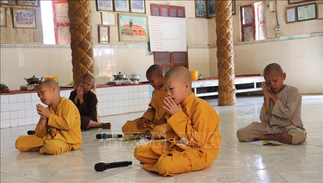 Trong ảnh: Các chú tiểu nhỏ tuổi, là con em đồng bào dân tộc Khmer được nuôi dạy tại chùa. Ảnh: Sỹ Tuyên - TTXVN