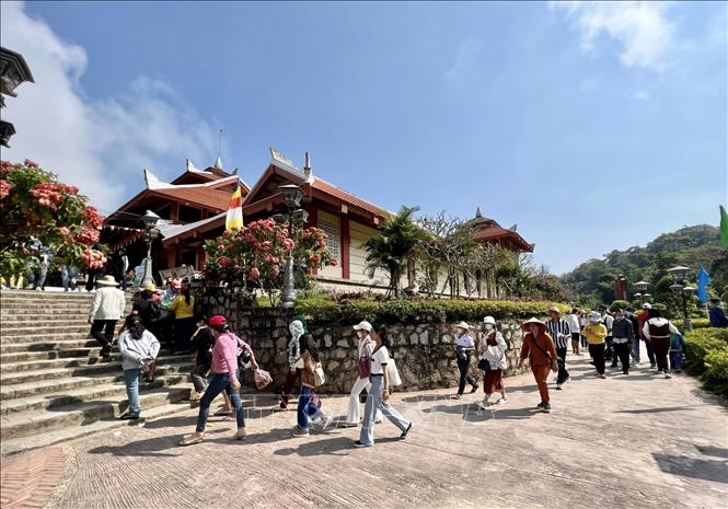 Tourists visit the Nui Cam Tourist Site in Tinh Bien district. VNA Photo: Thanh Sang