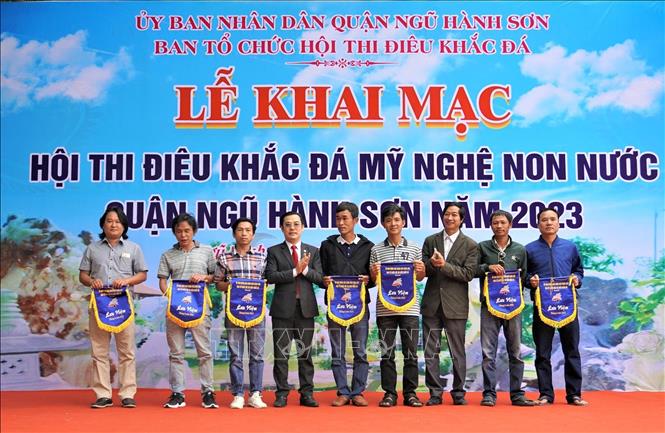 Trong ảnh: Ban Tổ chức trao cờ lưu niệm cho các đội tham gia hội thi. Ảnh: Trần Lê Lâm - TTXVN 