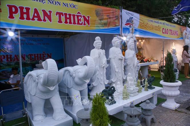Trong ảnh: Các sản phẩm của làng nghề đá Non Nước được trưng bày tại hội thi. Ảnh: Trần Lê Lâm - TTXVN 