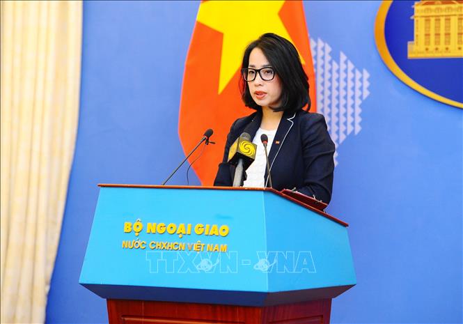 Trong ảnh: Phó Phát ngôn Bộ Ngoại giao Phạm Thu Hằng trả lời các câu hỏi của các cơ quan báo chí. Ảnh: Minh Đức – TTXVN

