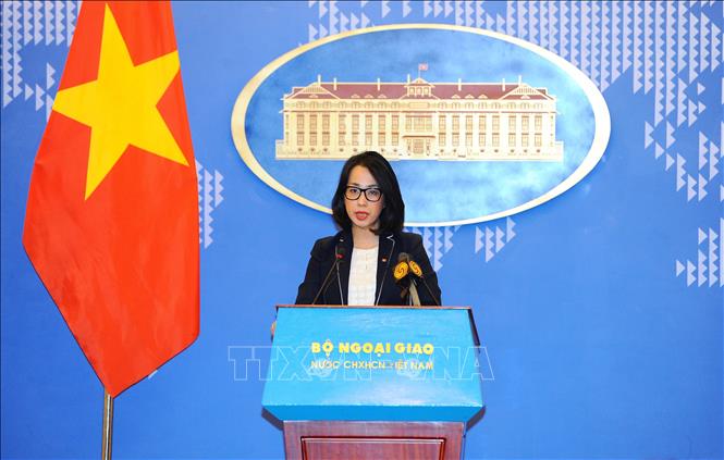 Trong ảnh: Phó Phát ngôn Bộ Ngoại giao Phạm Thu Hằng trả lời các câu hỏi của các cơ quan báo chí. Ảnh: Minh Đức – TTXVN

