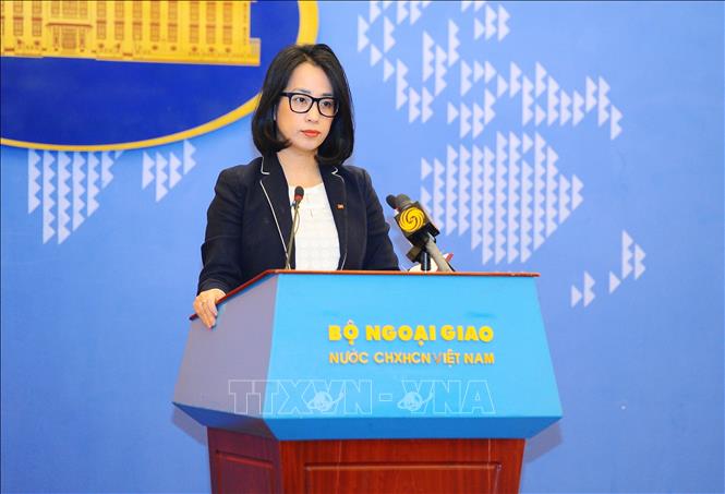 Trong ảnh: Phó Phát ngôn Bộ Ngoại giao Phạm Thu Hằng trả lời các câu hỏi của các cơ quan báo chí. Ảnh: Minh Đức – TTXVN

