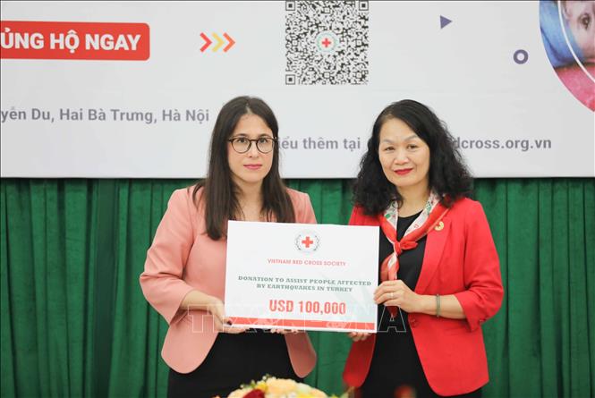 Chủ tịch Hội Chữ thập đỏ Việt Nam Bùi Thị Hòa trao tượng trưng số tiền hỗ trợ người dân Thổ Nhĩ Kỳ khắc phục hậu quả thảm họa động đất cho bà Devletsah Yayan, Phó Đại sứ Thổ Nhĩ Kỳ tại Việt Nam. Ảnh: Thanh Tùng - TTXVN 