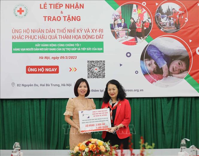 Chủ tịch Hội Chữ thập đỏ Việt Nam Bùi Thị Hòa tiếp nhận tượng trưng số tiền ủng hộ của các tổ chức, đơn vị. Ảnh: Thanh Tùng - TTXVN 