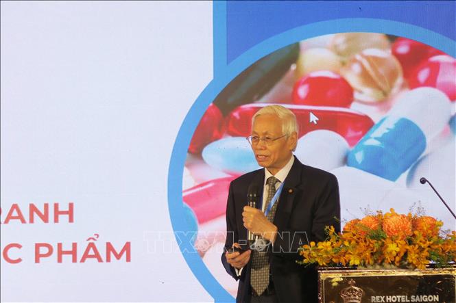 Trong ảnh: PGS, TS Lê Văn Truyền, Nguyên Thứ trưởng Bộ Y tế phân tích về những thách thức của doanh nghiệp dược Việt Nam. Ảnh: Đinh Hằng – TTXVN