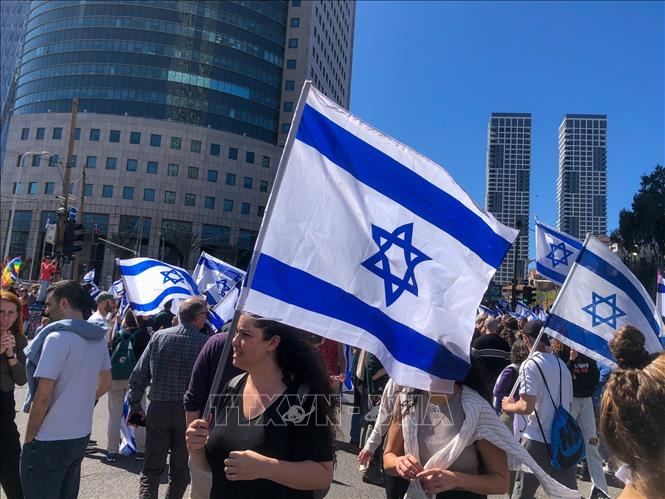 Người dân tụ tập trước tòa nhà các cơ quan chính phủ Israel đặt tại thành phố Tel Aviv. Ảnh: Vũ Hội - P/v TTXVN tại Israel
