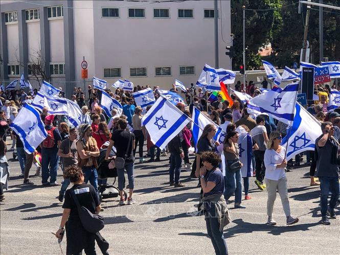 Người dân tụ tập trước tòa nhà các cơ quan chính phủ Israel đặt tại thành phố Tel Aviv. Ảnh: Vũ Hội - P/v TTXVN tại Israel