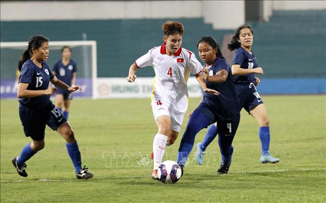 Singapore's team struggles to prevent continuous attacks from Vietnam's team. VNA Photo: Trung Kiên
