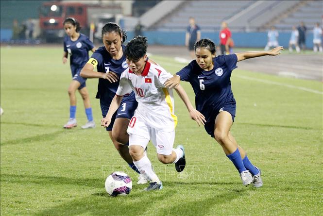 Singapore's team struggles to prevent continuous attacks from Vietnam's team. VNA Photo: Trung Kiên