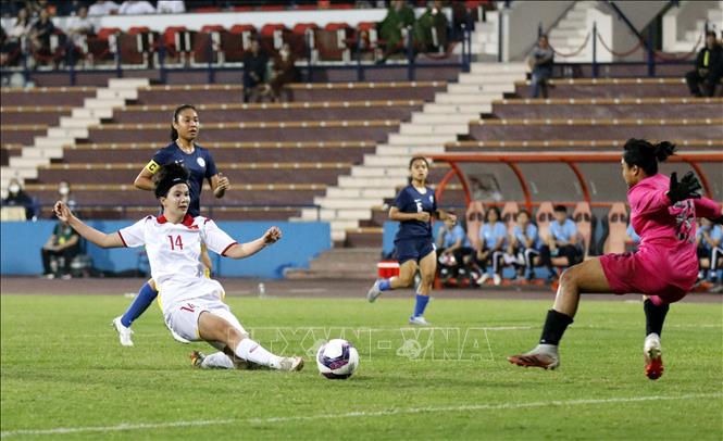The moment No. 14 player Ta Thi Thuy scores another goal for Vietnam. VNA Photo: Trung Kiên