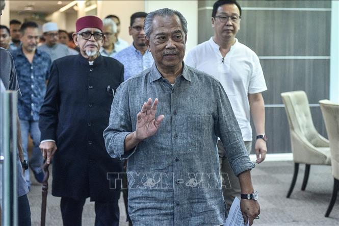 (Tư liệu): Ông Muhyiddin Yassin (giữa), lúc là Chủ tịch Đảng Liên minh quốc gia Malaysia, tới dự cuộc họp báo ở Kuala Lumpur, ngày 24/11/2022. Ảnh: AFP/TTXVN