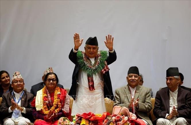 Ông Ram Chandra Paudel (giữa) sau khi được bầu làm Tổng thống Nepal tại Kathmandu, ngày 9/3/2023. Ảnh: REUTERS/TTXVN