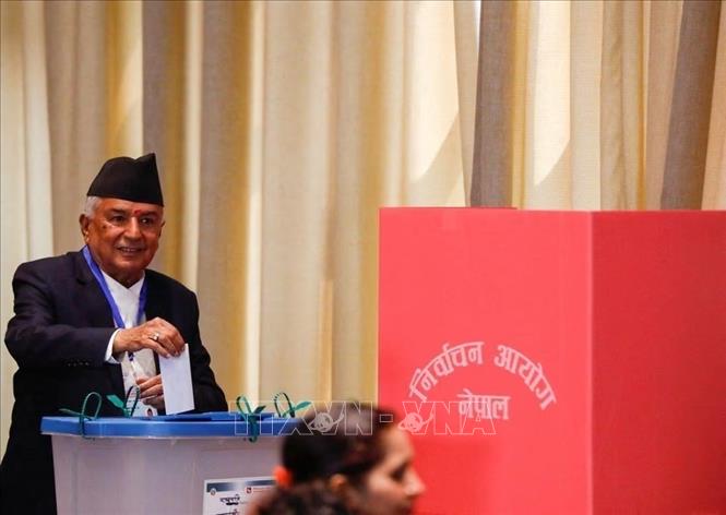 Ông Ram Chandra Paudel bỏ phiếu bầu Tổng thống tại Quốc hội Nepal ở Kathmandu, ngày 9/3/2023. Ảnh: REUTERS/TTXVN