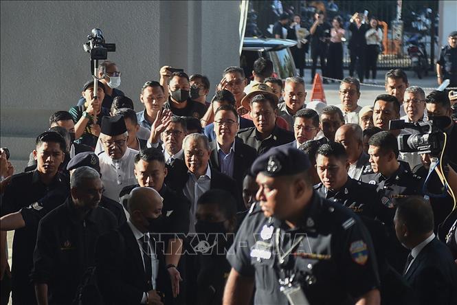 Cựu Thủ tướng Malaysia Muhyiddin Yassin  (giữa) tới tòa án tại Kuala Lumpur, ngày 10/3/2023. Ảnh: AFP/TTXVN
