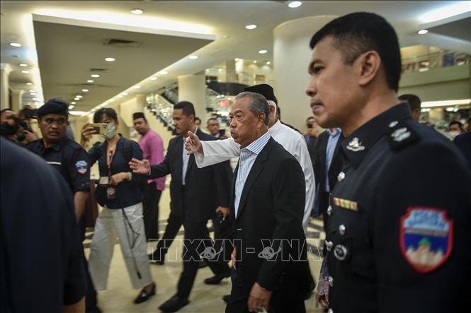Cựu Thủ tướng Malaysia Muhyiddin Yassin  (giữa) tới tòa án tại Kuala Lumpur, ngày 10/3/2023. Ảnh: AFP/TTXVN