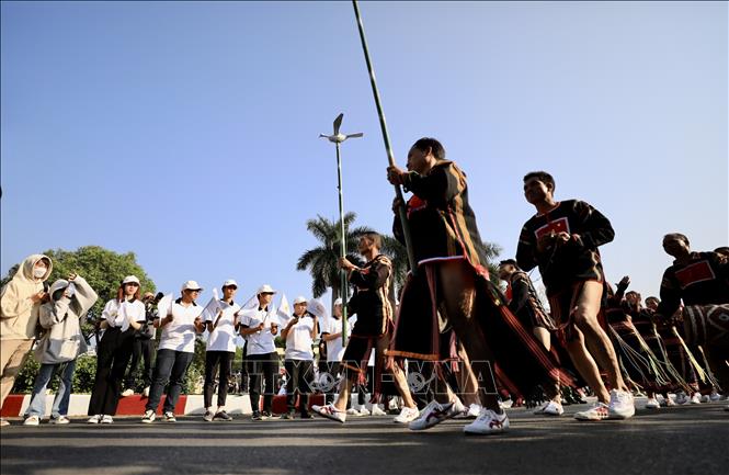 Đoàn diễu hành trong sự cổ vũ nhiệt thành của du khách. Ảnh: Nhật Anh - TTXVN