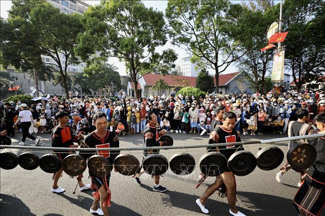 Đoàn diễu hành có sự tham gia của đồng bào dân tộc 15 xã của tỉnh Buôn Ma Thuột. Ảnh: Nhật Anh - TTXVN 