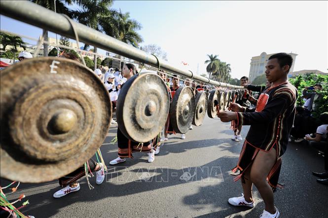 Tiếng cồng chiêng vang lên suốt dọc chiều dài lễ hội đường phố. Ảnh: Nhật Anh - TTXVN