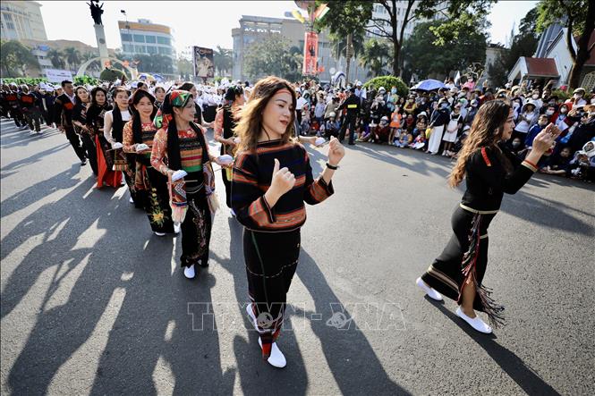 Sắc màu Tây Nguyên đậm đà trong lễ diễu hành đường phố. Ảnh: Nhật Anh - TTXVN