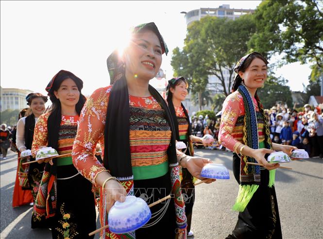 Đồng bào dân tộc 15 xã của Buôn Ma Thuột vui mừng với sự trở lại của lễ hội cà phê. Ảnh: Nhật Anh - TTXVN