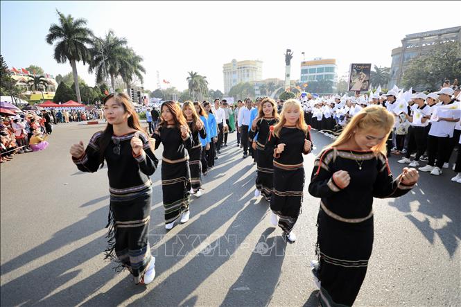 Đoàn diễu hành có sự tham gia của đồng bào dân tộc 15 xã của tỉnh Buôn Ma Thuột. Ảnh: Nhật Anh - TTXVN 