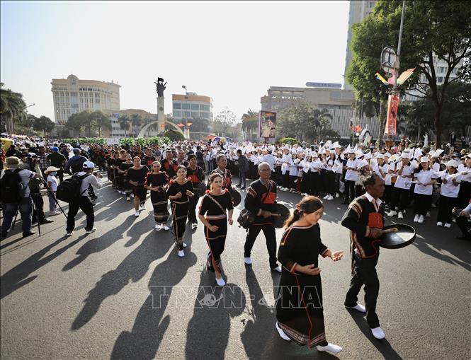 Đoàn diễu hành có sự tham gia của đồng bào dân tộc 15 xã của tỉnh Buôn Ma Thuột. Ảnh: Nhật Anh - TTXVN 