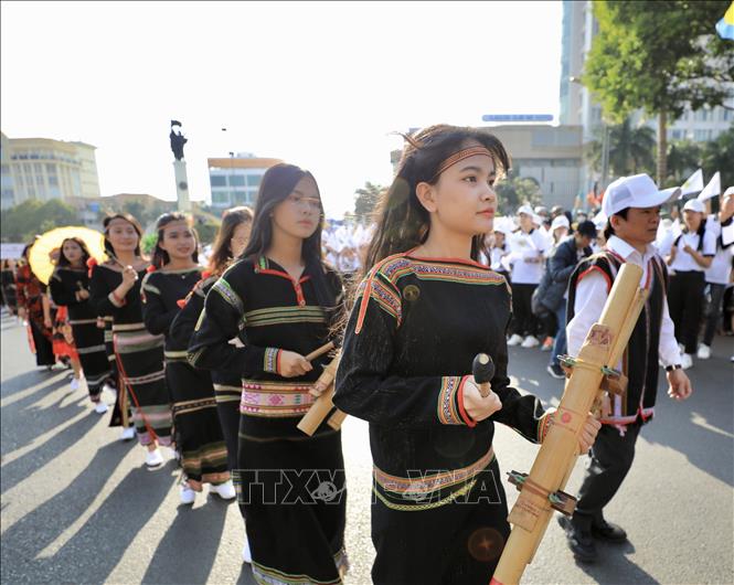Sắc màu Tây Nguyên đậm đà trong lễ diễu hành đường phố. Ảnh: Nhật Anh - TTXVN
