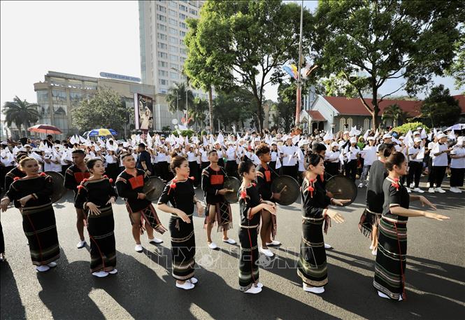 Sắc màu Tây Nguyên đậm đà trong lễ diễu hành đường phố. Ảnh: Nhật Anh - TTXVN