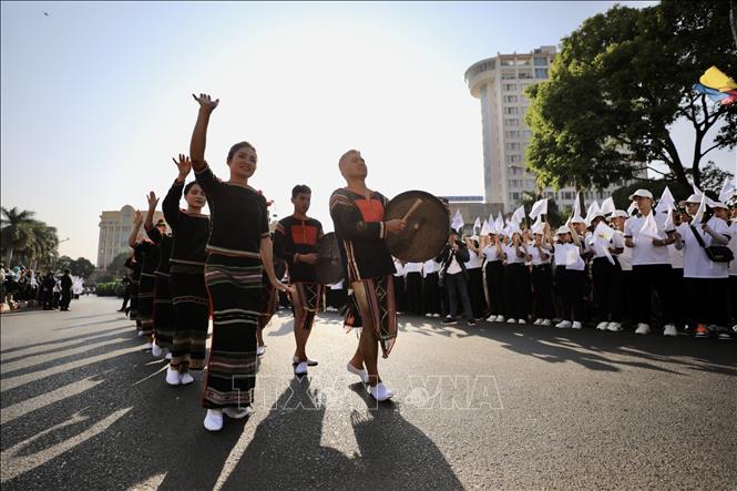 Đoàn diều hành có sự tham gia của đồng bào dân tộc 15 xã của tỉnh Buôn Ma Thuột. Ảnh: Nhật Anh - TTXVN 