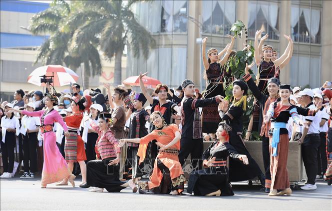 Những điệu múa đặc sắc trình diễn tại lễ hội đường phố Buôn Ma Thuột. Ảnh: Nhật Anh - TTXVN