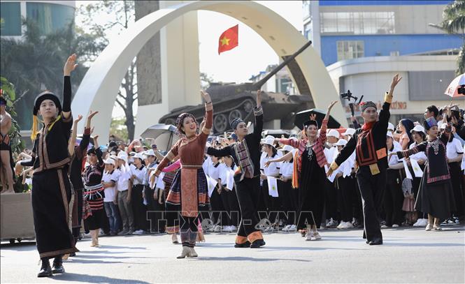 Lễ hội thu hút đông đảo du khách về tham dự sau 3 năm đại dịch COVID. Ảnh: Nhật Anh - TTXVN