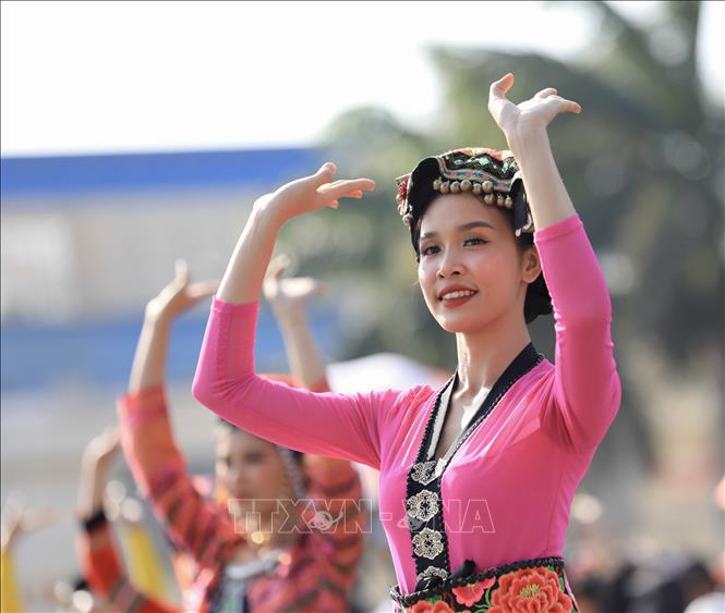 Những điệu múa đặc sắc trình diễn tại lễ hội đường phố Buôn Ma Thuột. Ảnh: Nhật Anh - TTXVN