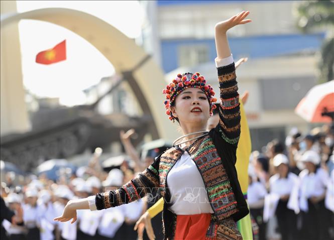 Những điệu múa đặc sắc trình diễn tại lễ hội đường phố Buôn Ma Thuột. Ảnh: Nhật Anh - TTXVN