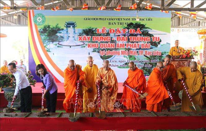 Các đại biểu thực hiện nghi thức động thổ. Ảnh: Tuấn Kiệt - TTXVN