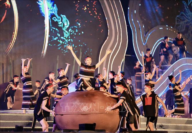 Các tiết mục nghệt thuật đặc sắc tại khai mạc lễ hội cà phê Buôn Ma Thuột lần thứ 8. Ảnh: Nhật Anh - TTXVN