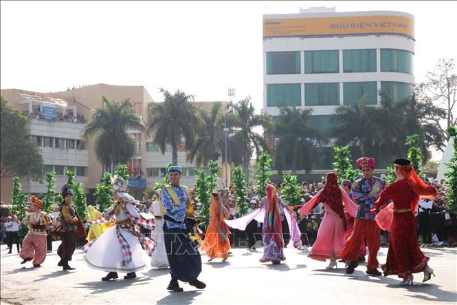 Street dance performances of art troupes. VNA Photo