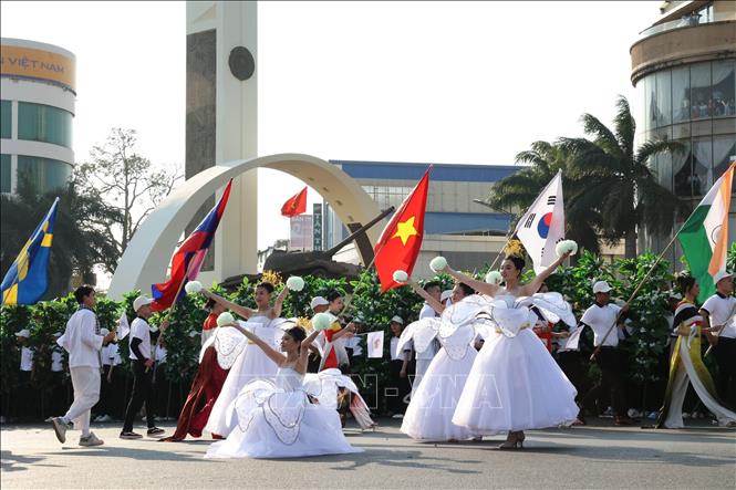 Street dance performances of art troupes. VNA Photo