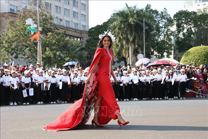 Miss Universe Vietnam 2017 H'Hen Nie - Media Ambassador of the 8th Buon Ma Thuot Coffee Festival. VNA Photo