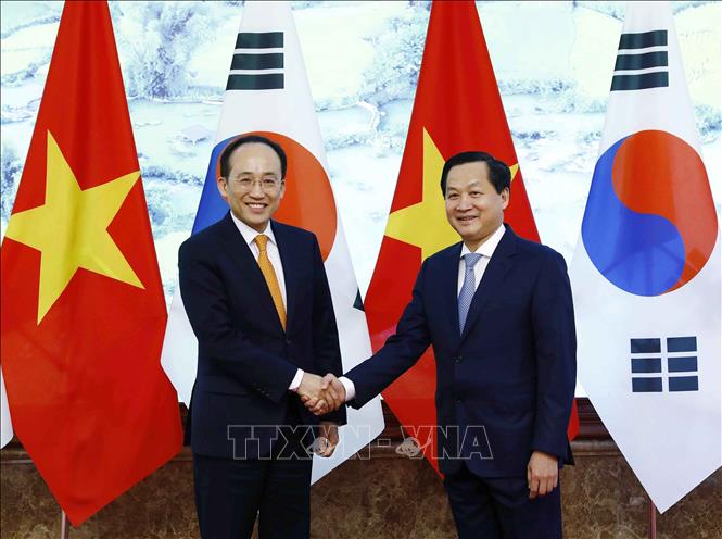 Vietnamese Deputy Prime Minister Le Minh Khai (R) and his Korean counterpart Choo Kyung-ho. VNA Photo: An Đăng