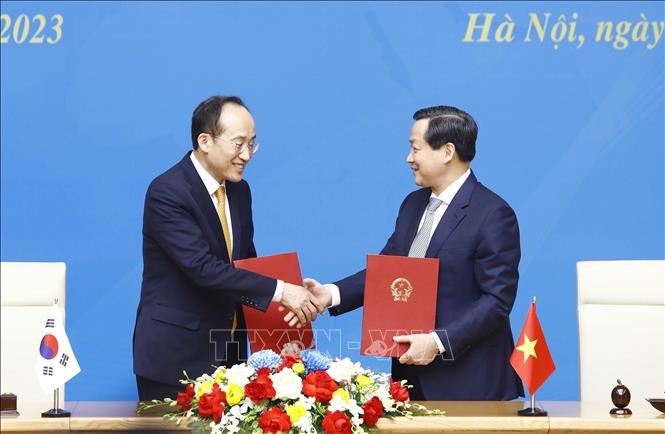 Vietnamese Deputy Prime Minister Le Minh Khai and his RoK counterpart Choo Kyung-ho sign the dialogue's minutes. VNA Photo: An Đăng