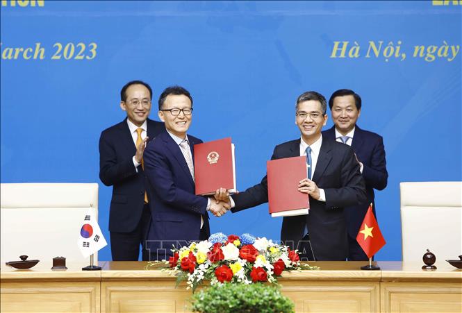 Signing an agreement to finance the project on upgrading the Hoa Duyet-Thanh Luyen section of the Hanoi-Ho Chi Minh City railway route. VNA Photo: An Đăng