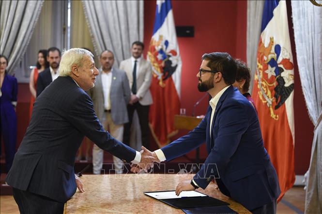 Tân Ngoại trưởng Chile Alberto van Klaveren (trái) tuyên thệ nhậm chức trước Tổng thống Gabriel Boric ở Santiago ngày 10/3/2023. Ảnh: AFP/ TTXVN